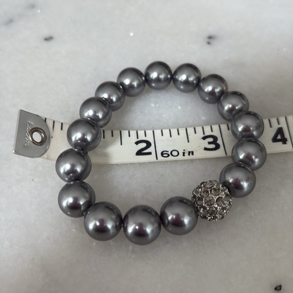 EUC BRACELET Gray Pearls with studded Accent Pearl. Large -Xl. Stretchy Highend - Picture 3 of 5